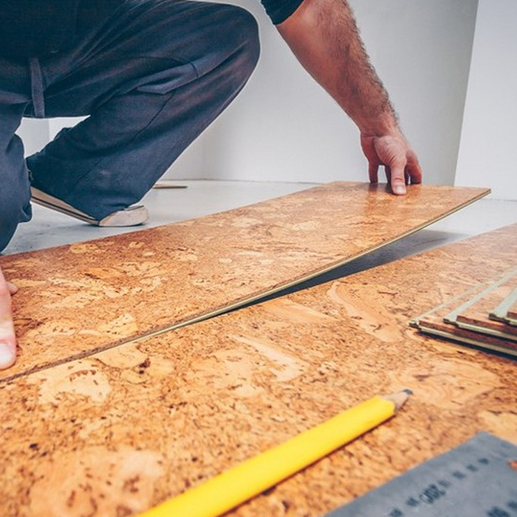  Какая напольная пробка лучше - клеевая или замковая?